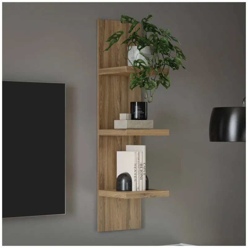 Wandboard LEWISVILLE B03 mit Ablagen in Valencia-Oak-Optik, Gesamtansicht an der Wand mit dekorativen Objekten und Pflanze.