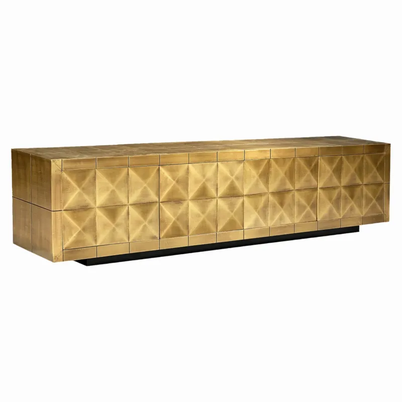 TV-Schrank Collada brushed gold mit Pyramidenmuster in Gesamtansicht, goldene Messingverkleidung und schwarzer Sockelbasis.