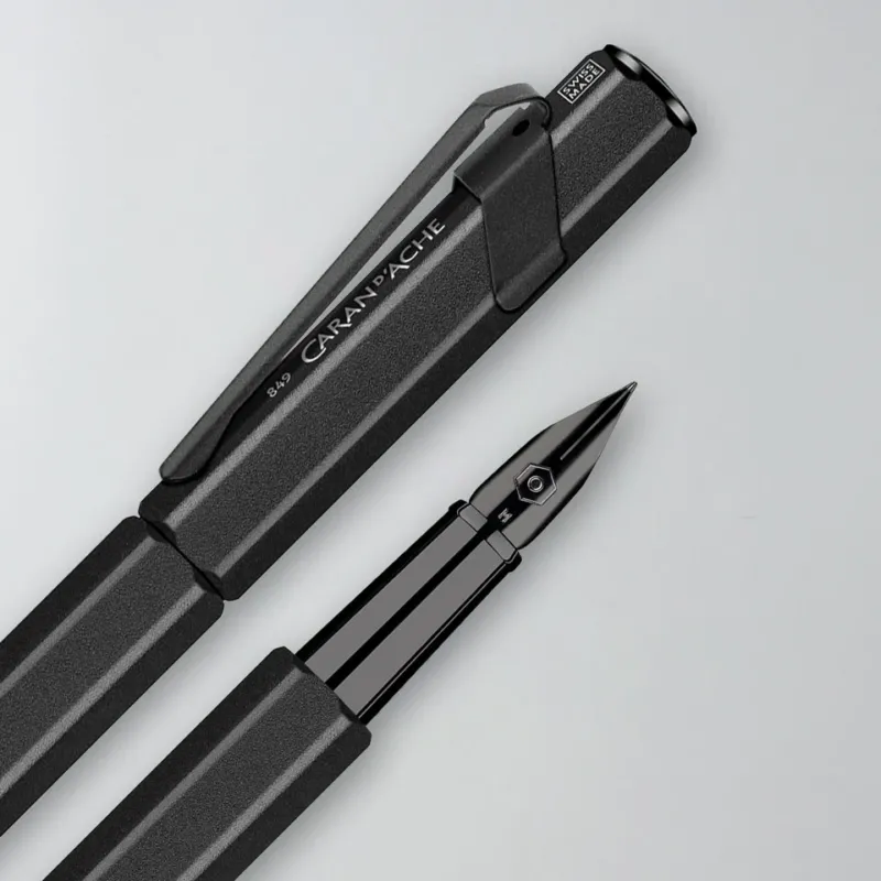 Caran d’Ache Füllfederhalter 849 Black Code schwarz – Füllfederhalter
