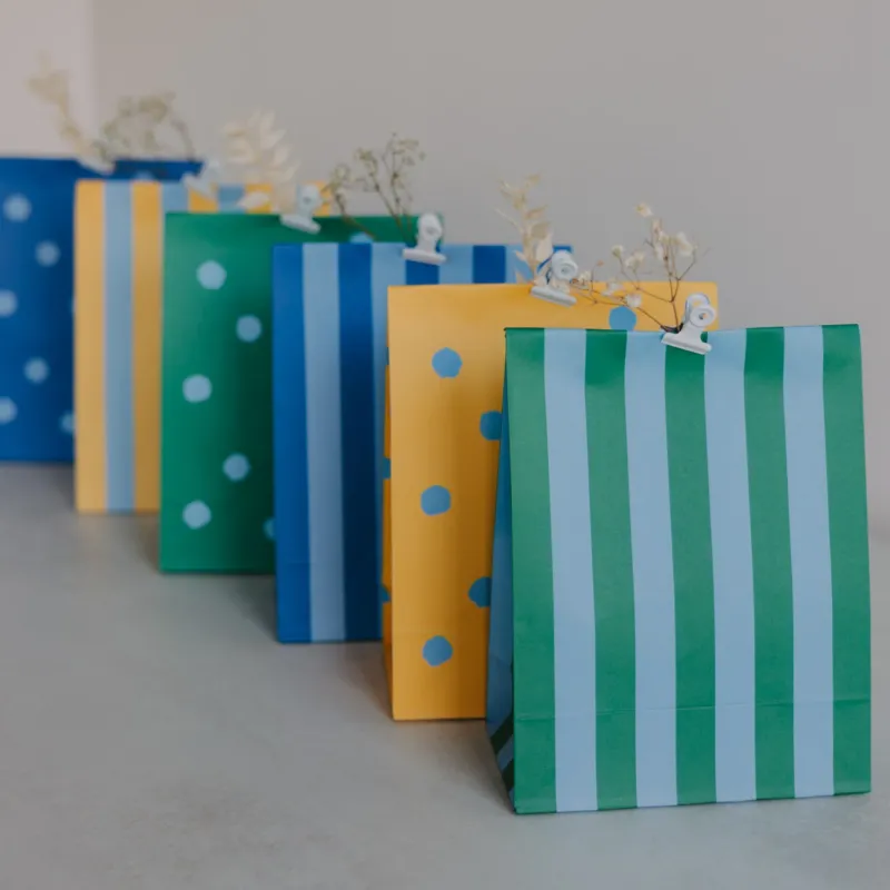 Papiertüten 6er Set in Blau, Grün und Gelb, unterschiedliche Muster, schräg hintereinander fotografiert